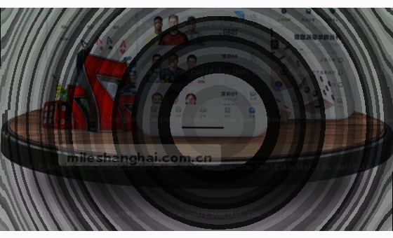 卡片1:一位年轻人在阳光下翻阅书籍,脸上带着微笑。